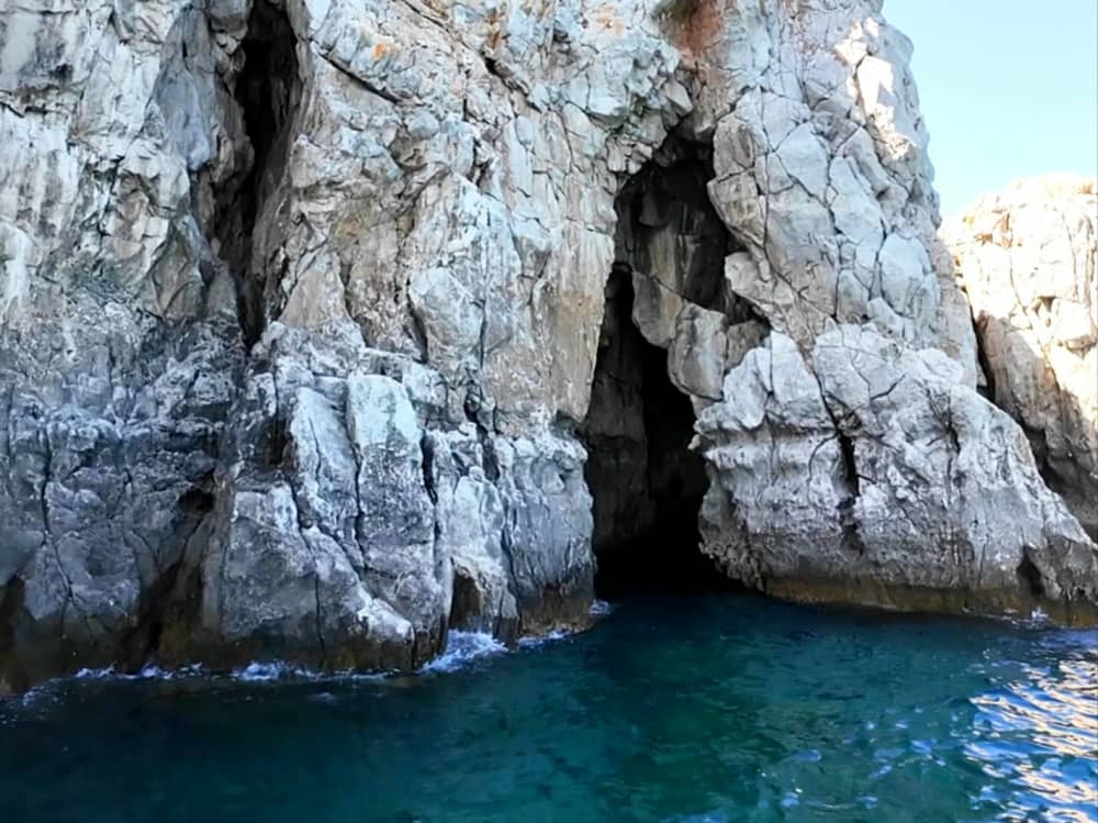Experiencia privada en barco en Rodas: Bahía de Anthony Quinn y cuevas de Afandou