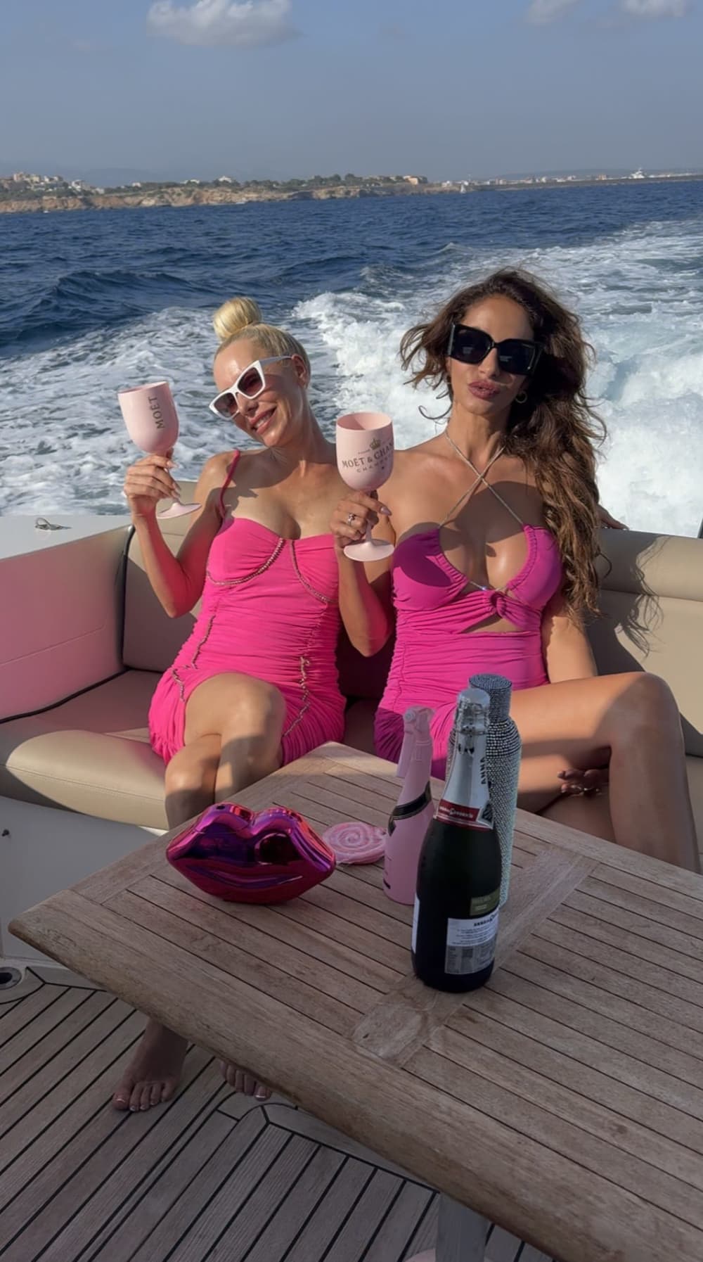 Роскошная поездка на розовой яхте – 4-часовая поездка на яхте от CoverGirl.