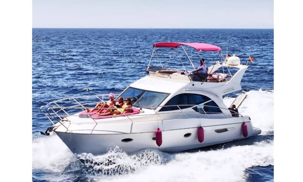 Роскошная поездка на розовой яхте – 4-часовая поездка на яхте от CoverGirl.