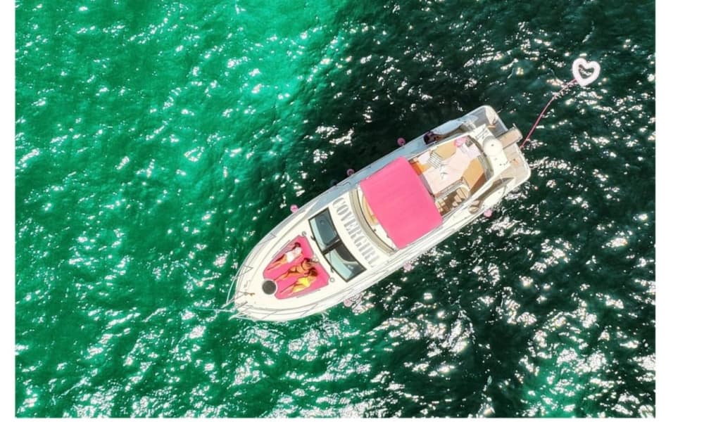 Роскошная поездка на розовой яхте – 4-часовая поездка на яхте от CoverGirl.