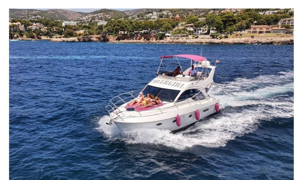 Роскошная поездка на розовой яхте – 4-часовая поездка на яхте от CoverGirl.