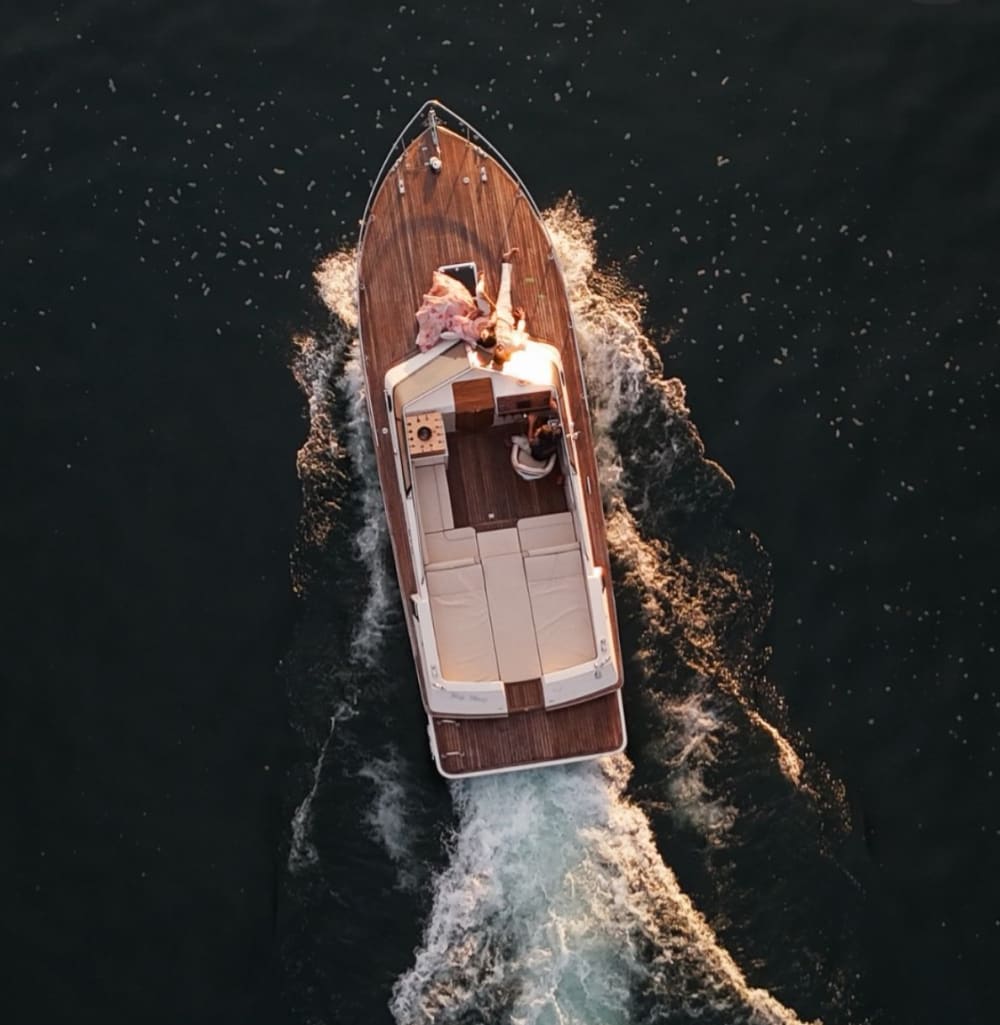 Crociera privata sul Lago di Como: eleganza sull'acqua.