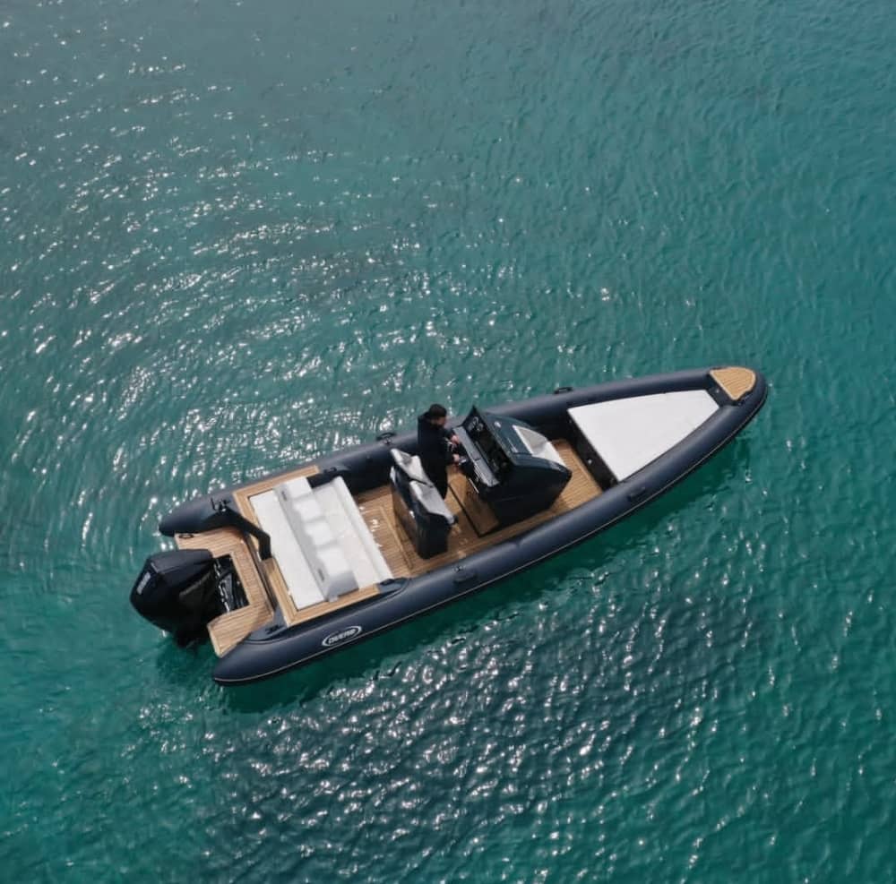 Explorez les îles voisines des Cyclades – Aventure d'une journée complète en DiveRIB 780