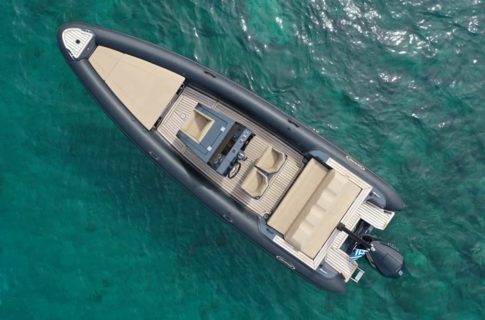 Explorez les îles voisines des Cyclades – Aventure d'une journée complète en DiveRIB 780