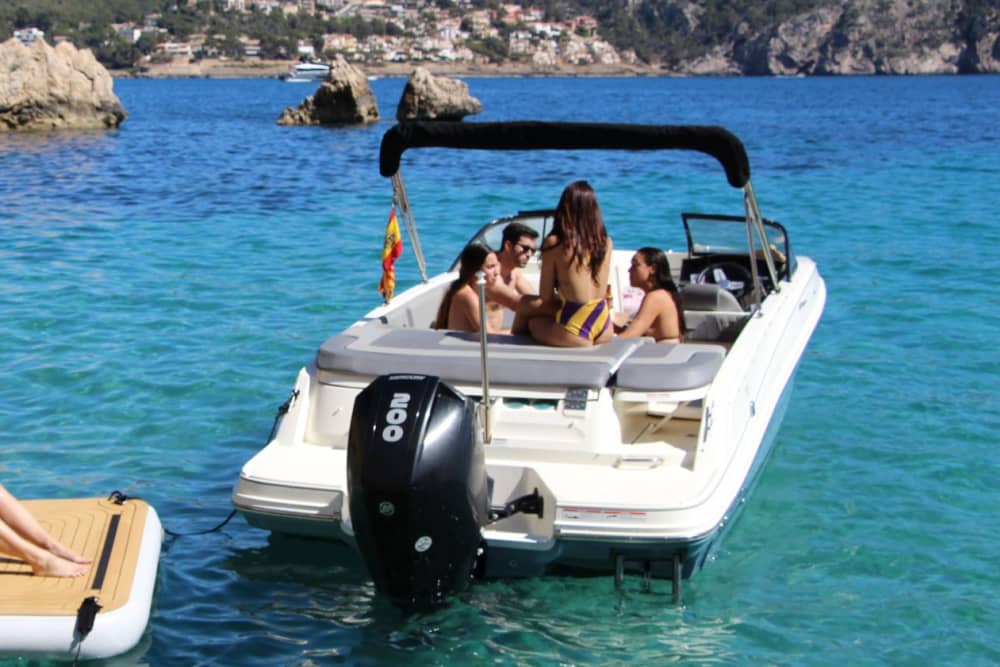 Exklusiv segling genom Mallorcas vikar · 4 timmars upplevelse