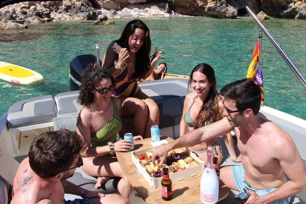 Exklusiv segling genom Mallorcas vikar · 4 timmars upplevelse