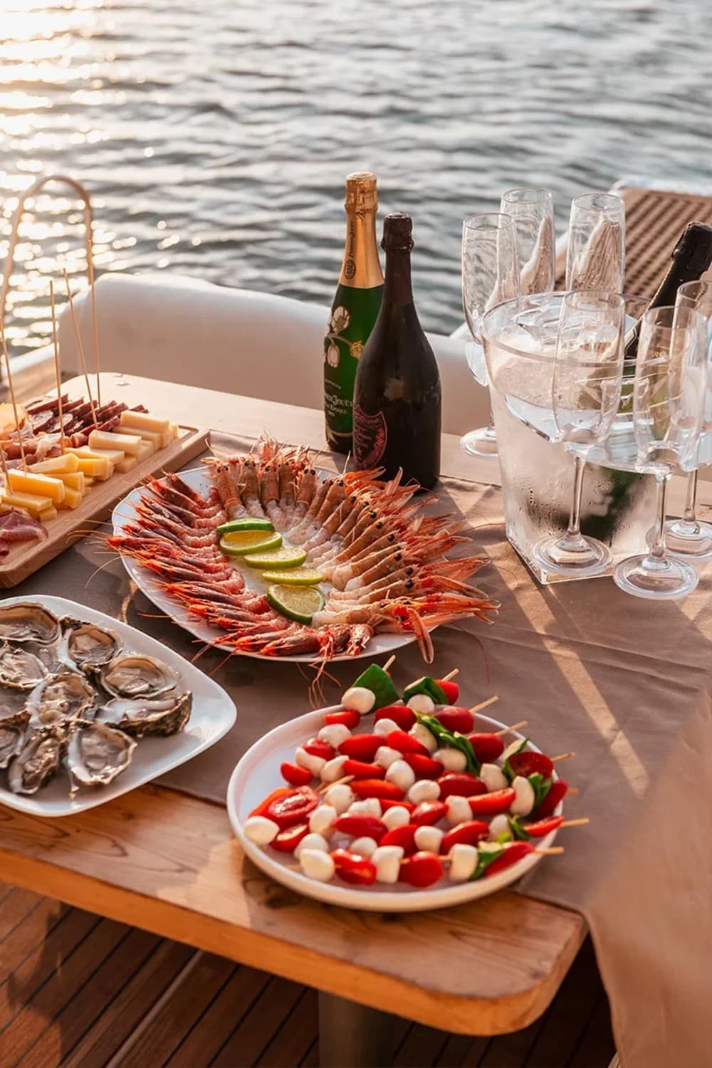 Sonnenuntergangs-Aperitif auf einem Boot in Venedig – Entspannung zwischen Lagune und Skyline