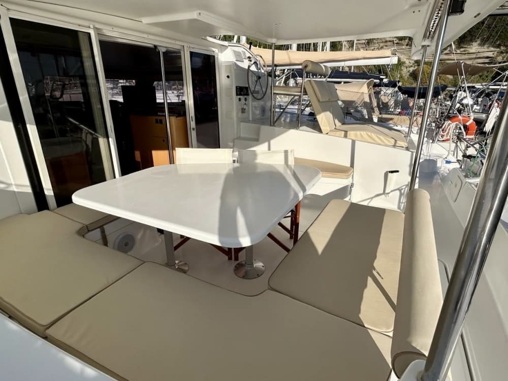 Зов моря: Откройте для себя Капри на катамаране.