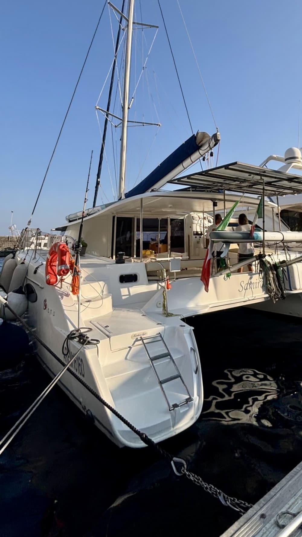 Однодневная поездка на катамаране в Прочиду с включенным обедом.