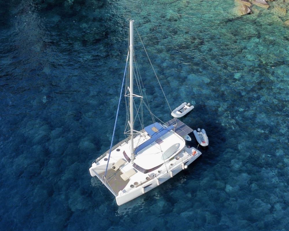 Зов моря: Откройте для себя Капри на катамаране.