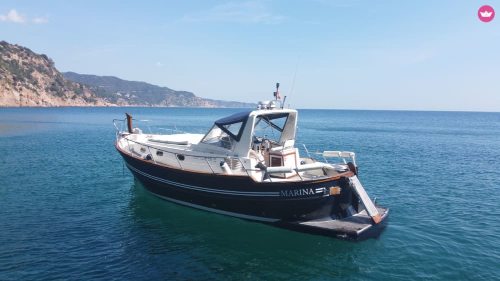 8 hours of peaceful sailing, hidden coves and Mediterranean life.
