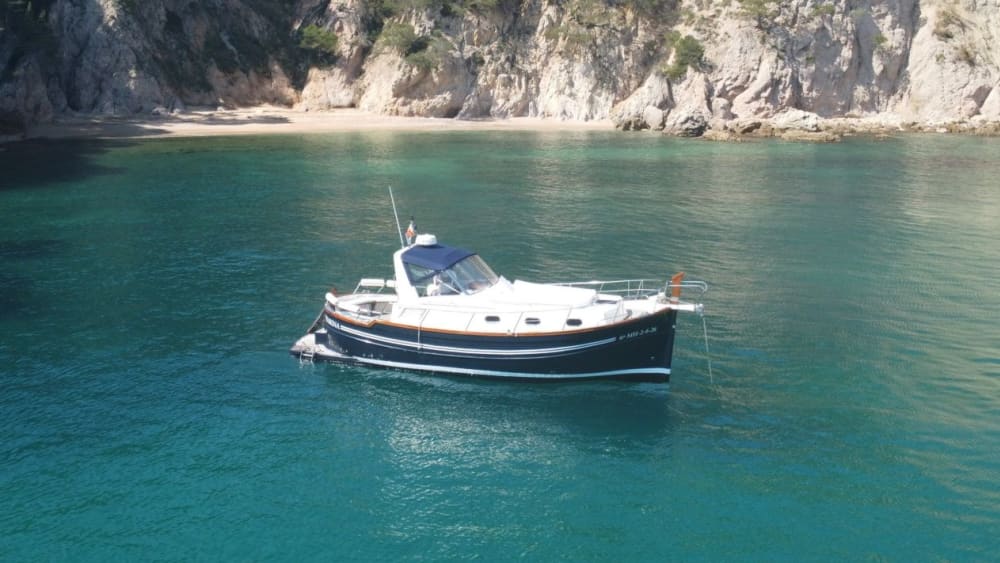 8 hours of peaceful sailing, hidden coves and Mediterranean life.