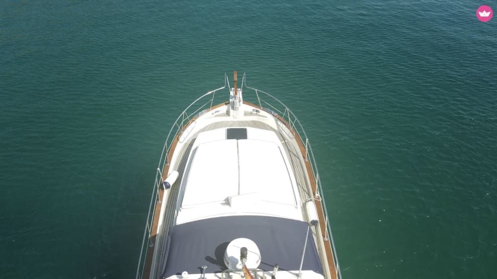 8 hours of peaceful sailing, hidden coves and Mediterranean life.