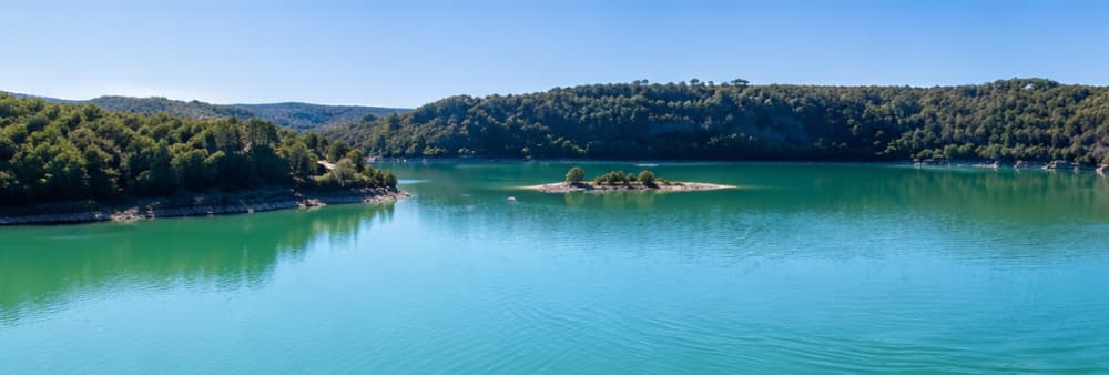 Praia secreta no Lago Vouglans. Passeio de barco.