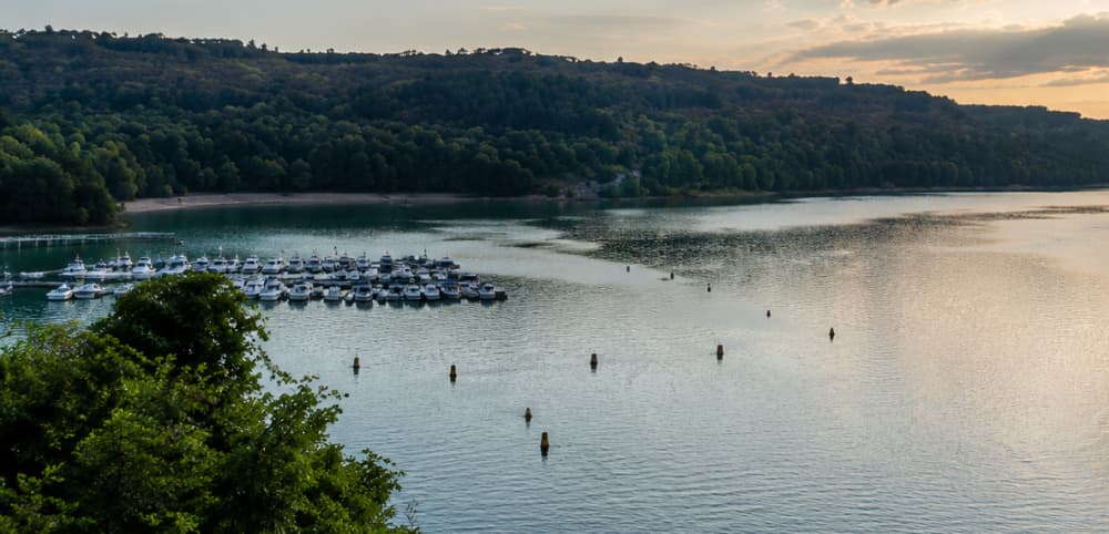 Pôr do sol visto de barco no Lago Vouglans