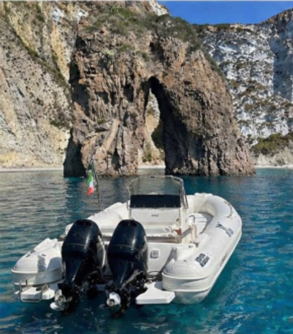 Exclusive day on a dinghy among the Pontine Islands