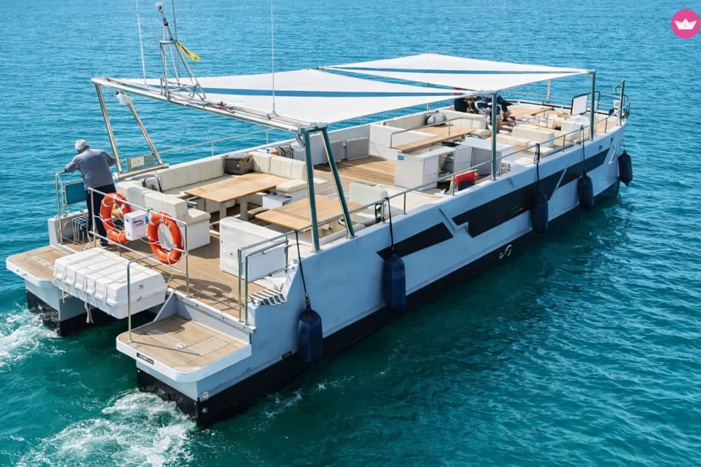 Experiencia exclusiva en catamarán: relájate, celebra y navega a tu manera.