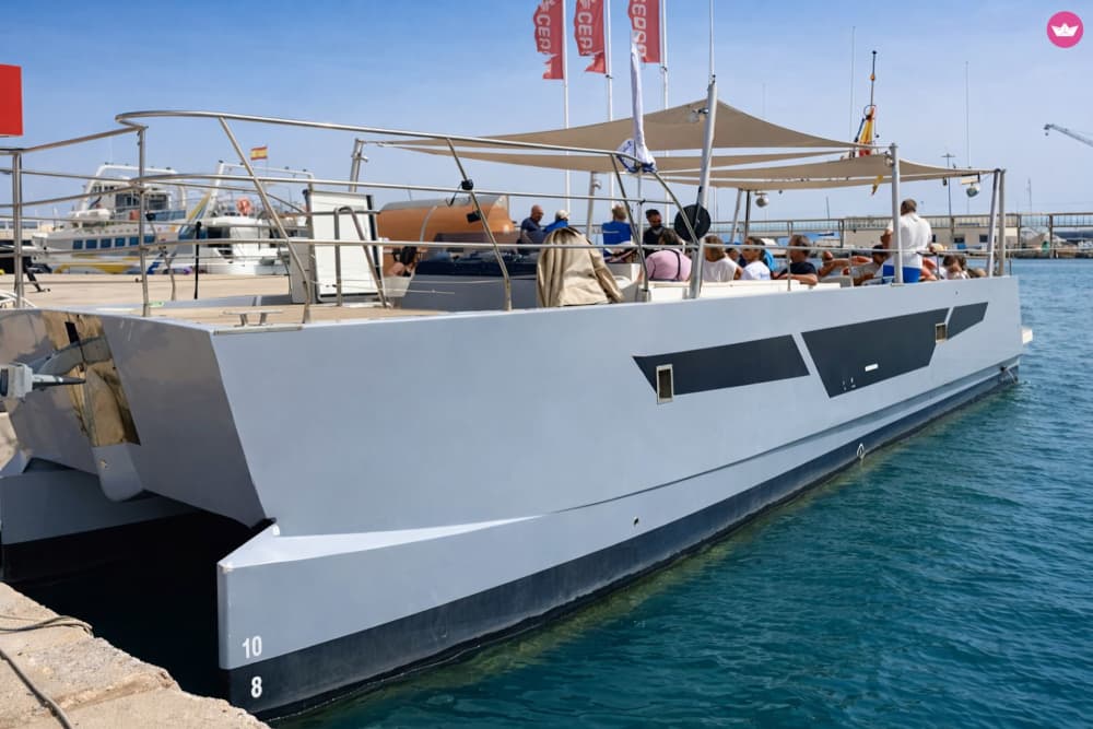 Experiencia exclusiva en catamarán: relájate, celebra y navega a tu manera.