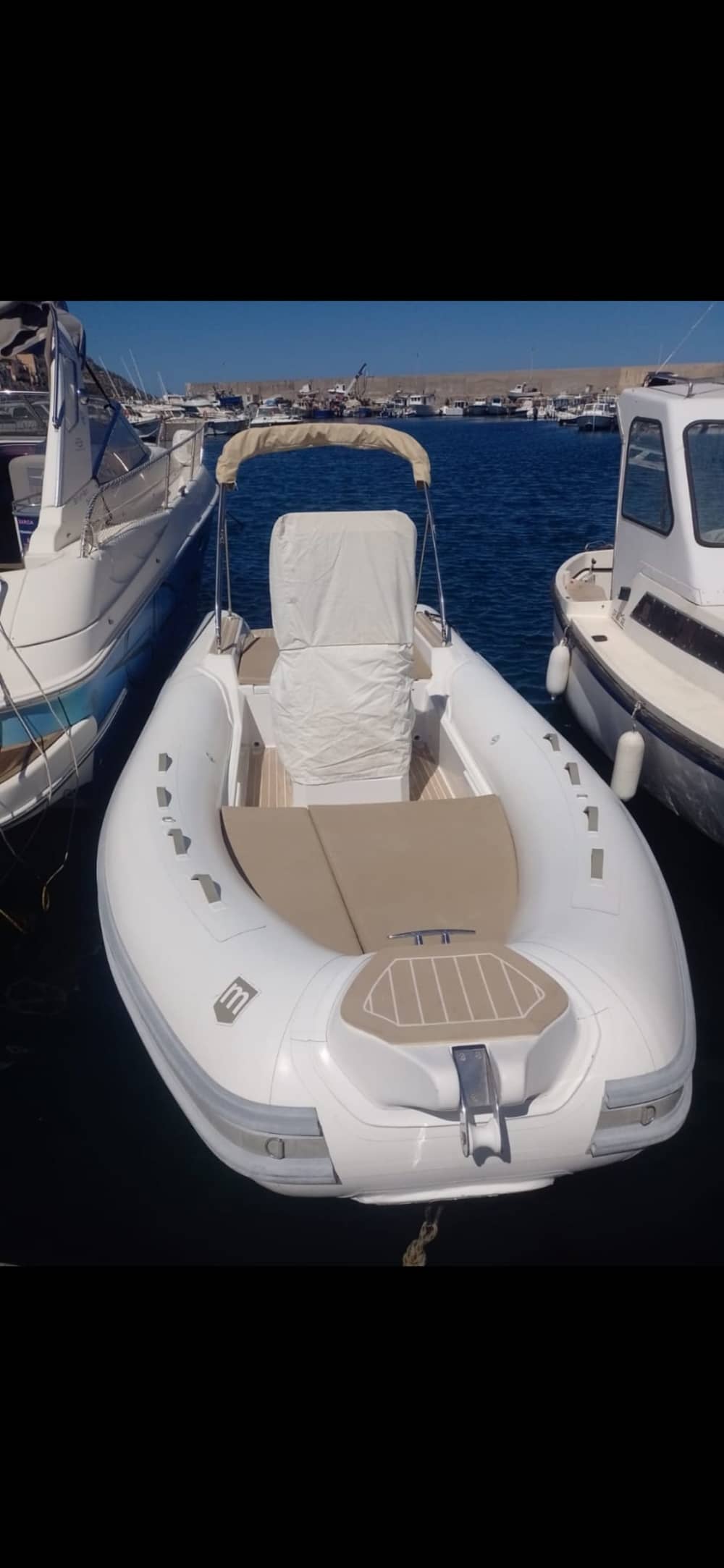 Vivi una giornata indimenticabile con il nostro ASORAL AL 100, dotato di tutto il necessario per una perfetta giornata in barca!