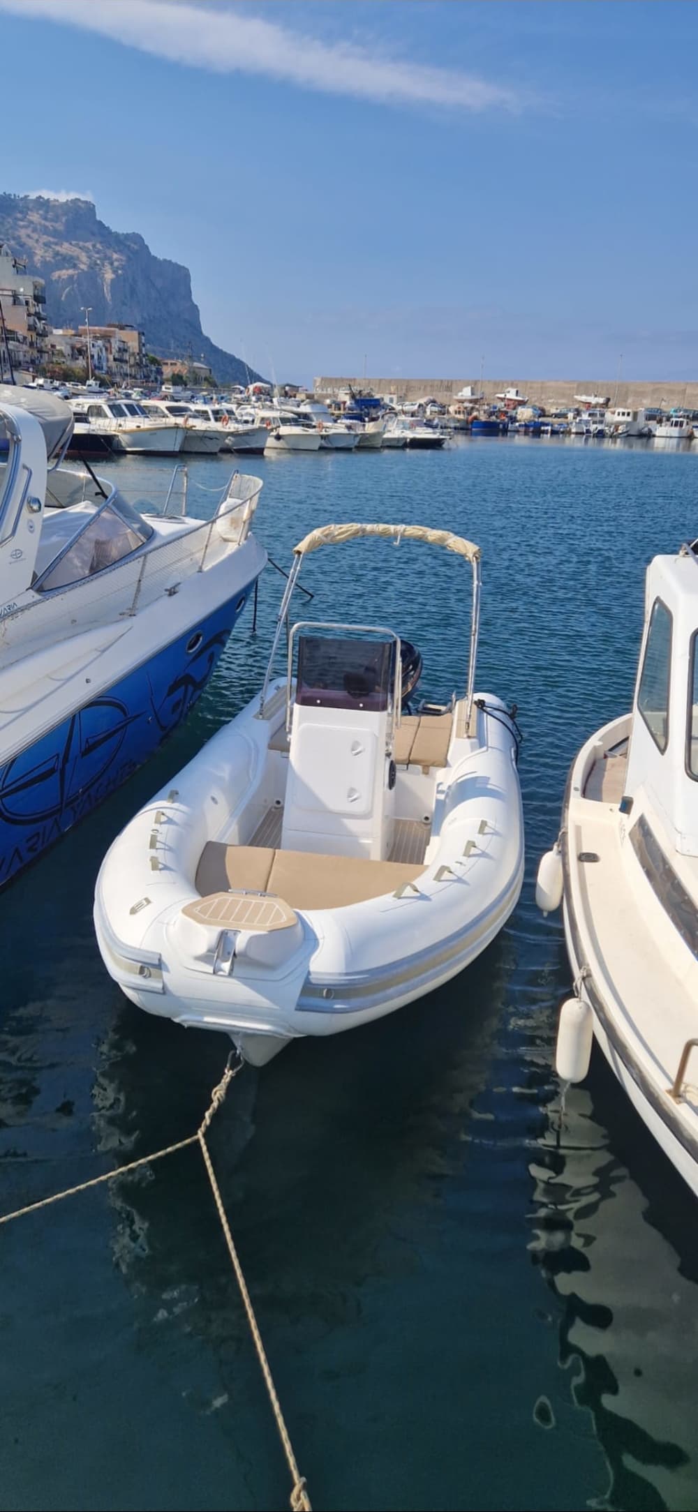 Vivi una giornata indimenticabile con il nostro ASORAL AL 100, dotato di tutto il necessario per una perfetta giornata in barca!