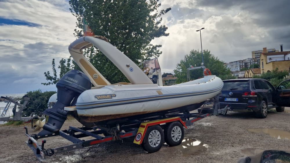 Vivi una giornata indimenticabile con il nostro Altamarea Wave 19, dotato di tutto il necessario per una perfetta giornata in barca!