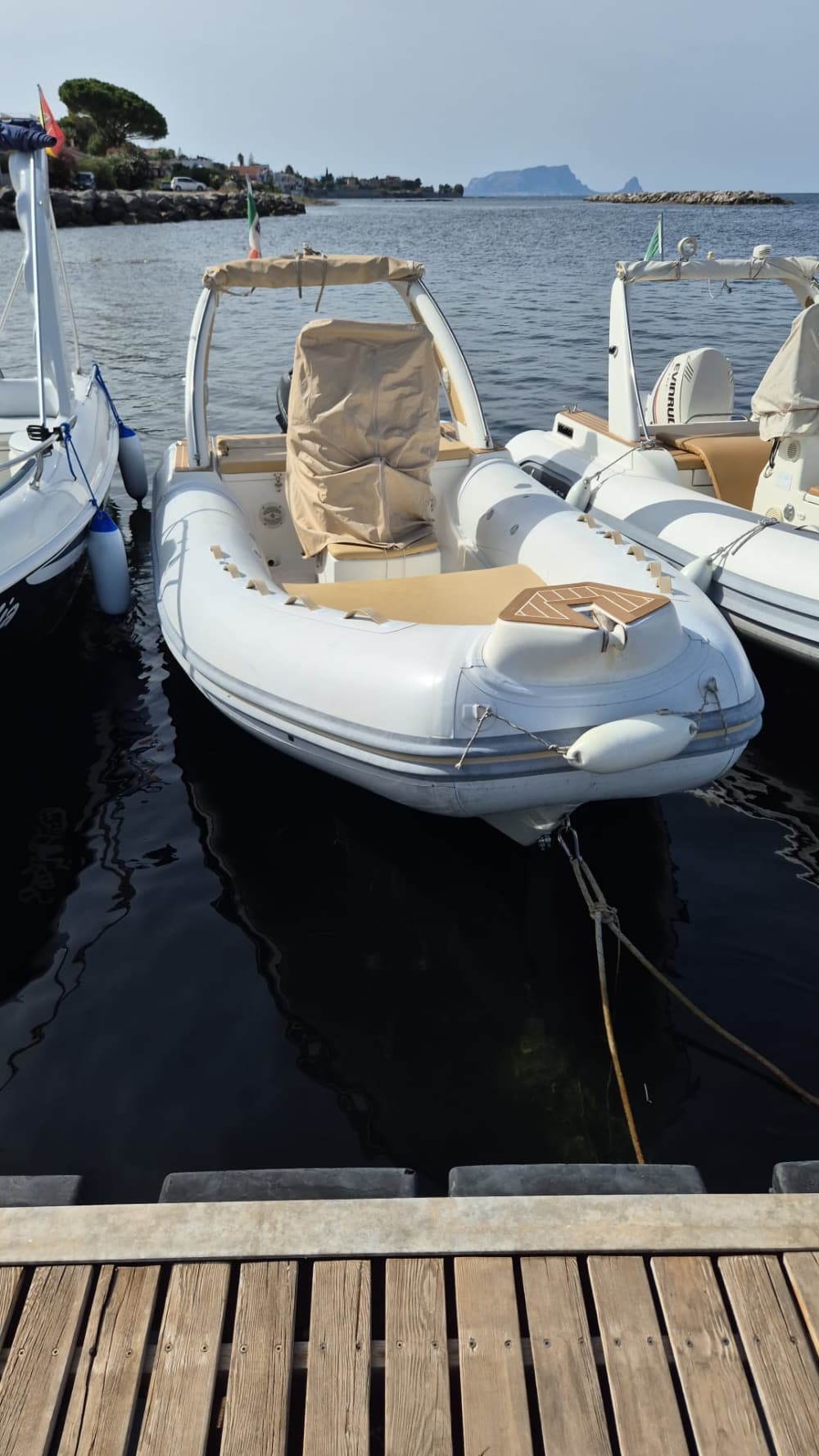 Vivi una giornata indimenticabile con il nostro Altamarea Wave 19, dotato di tutto il necessario per una perfetta giornata in barca!