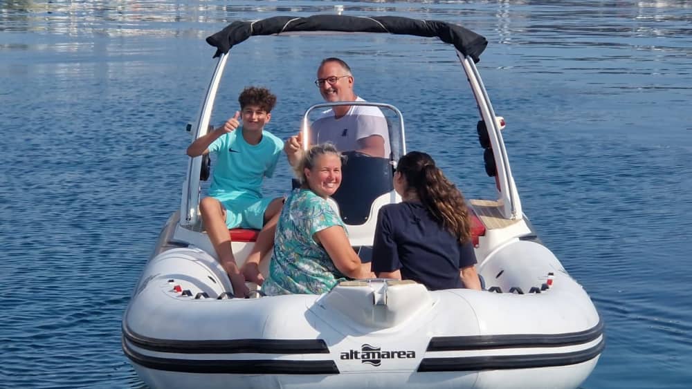 Vivi una giornata indimenticabile con il nostro Altamarea Wave 19, dotato di tutto il necessario per una perfetta giornata in barca!