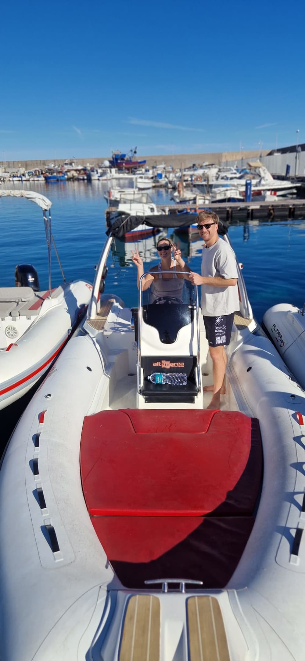 Vivi una giornata indimenticabile con il nostro Altamarea Wave 19, dotato di tutto il necessario per una perfetta giornata in barca!