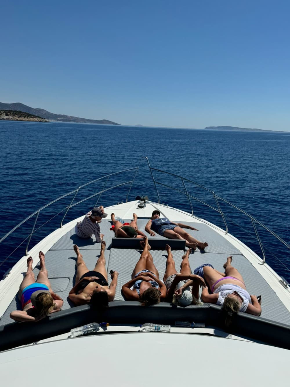 Croisière de luxe d'une demi-journée autour de l'île et jusqu'à la grotte de Rina.