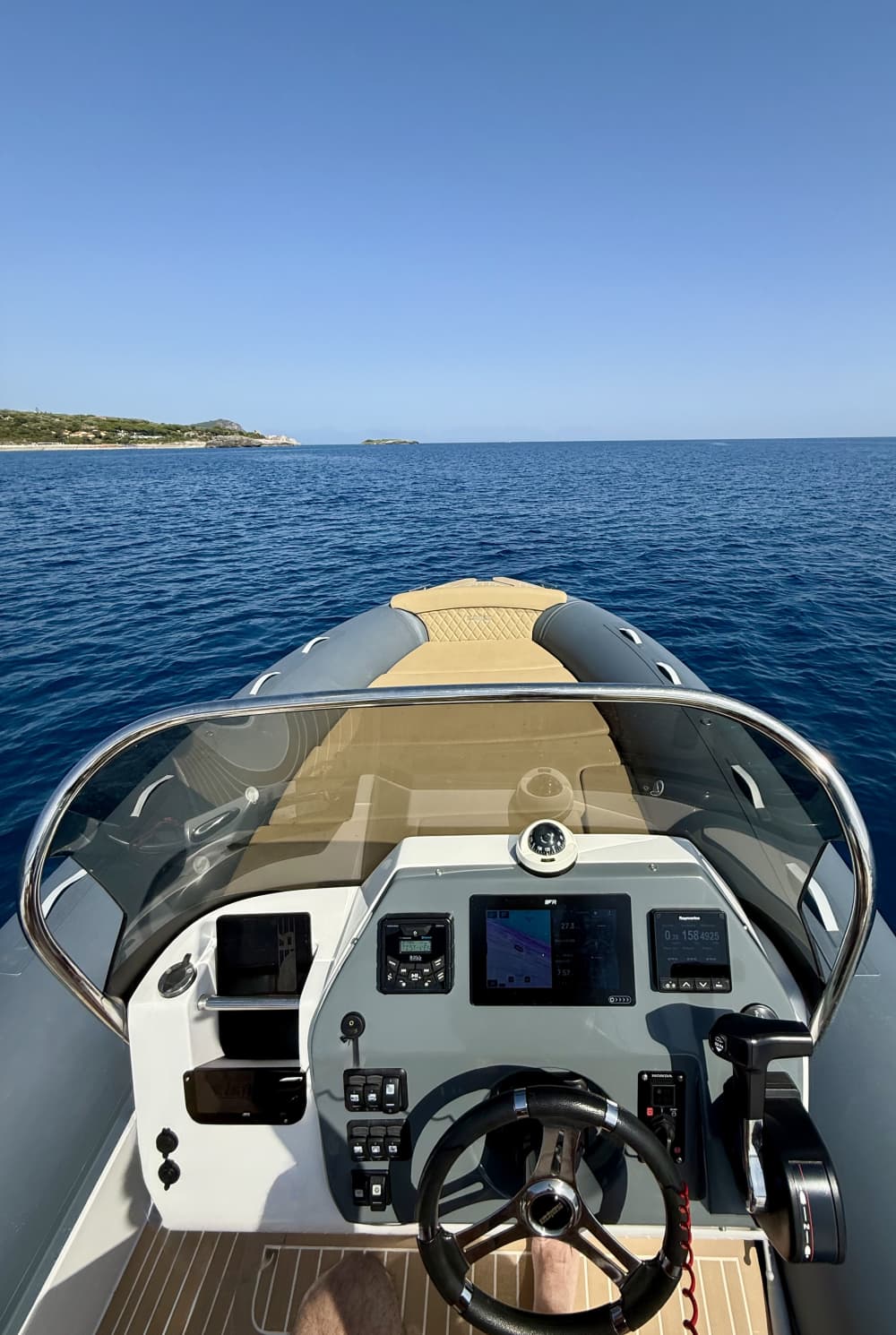 Dinghy tour of Posillipo, with brunch in the Gulf of Naples overlooking Vesuvius.