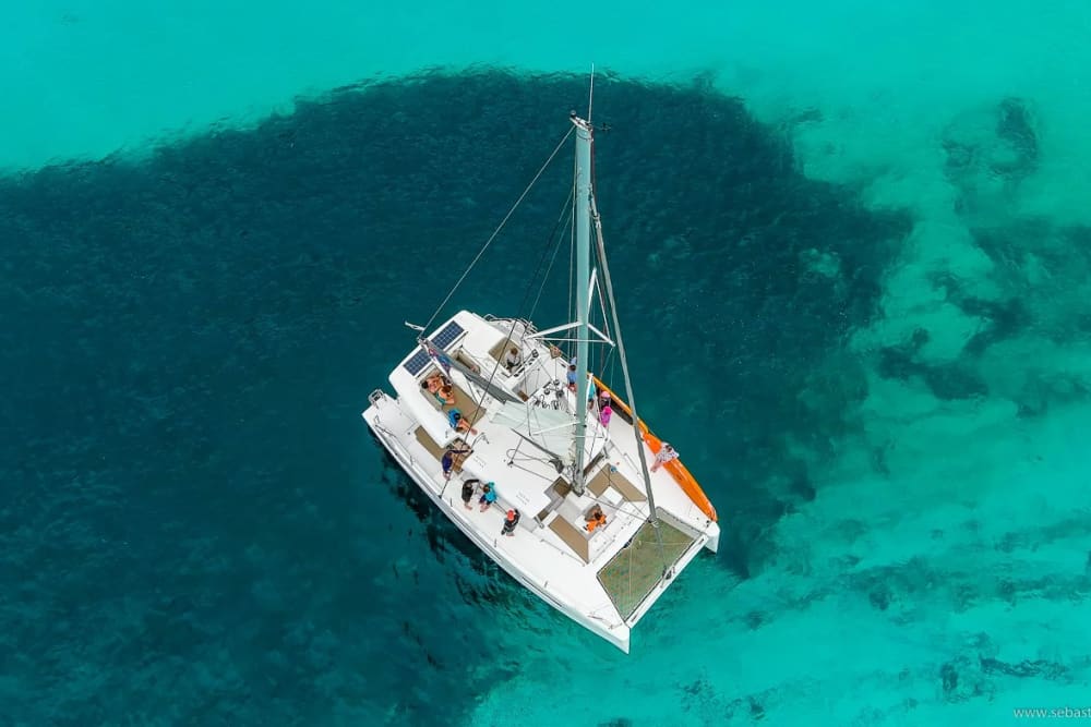 Atene: Crociera in catamarano al mattino o al tramonto con barbecue e bevande.