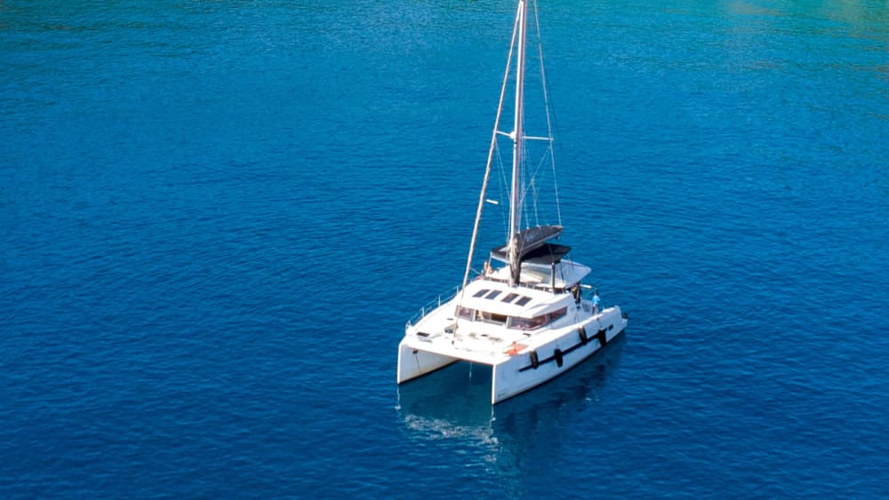 Croisière privée en catamaran d'une demi-journée avec repas et boissons