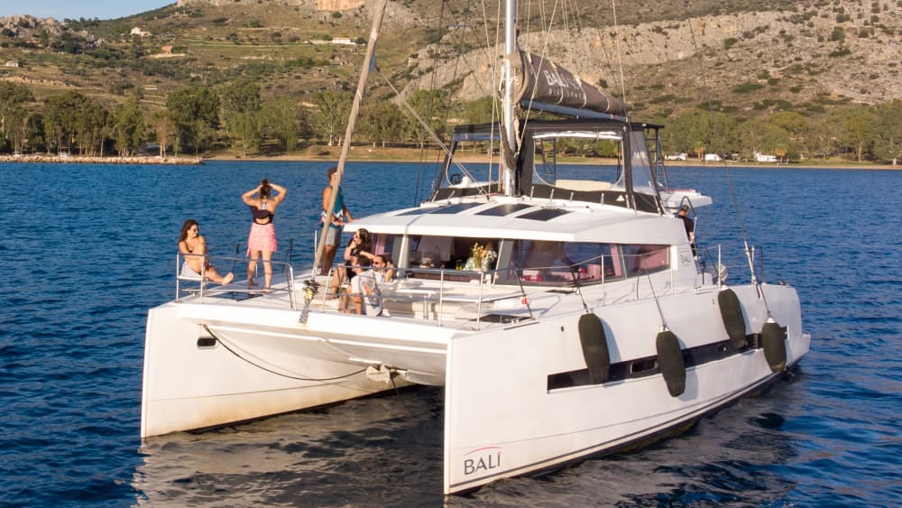 Croisière privée en catamaran d'une demi-journée avec repas et boissons