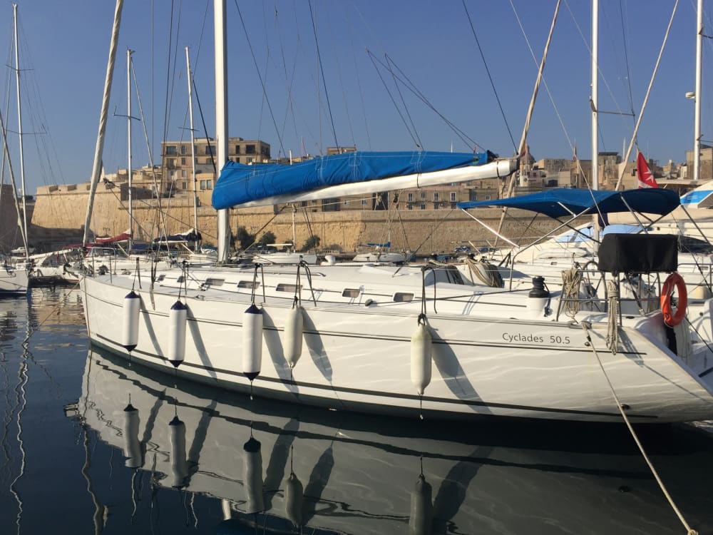 Versteckter Sonnenuntergang in Malta – Bootsfahrt in der Bucht von Il-Ħofriet