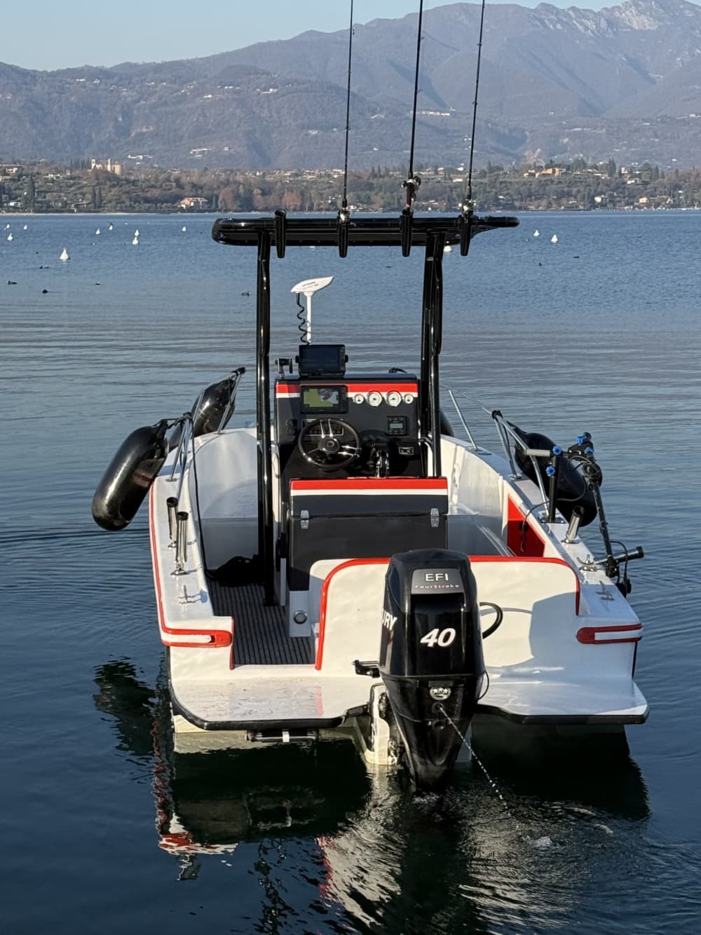 Pesca en barco en el lago de Garda: una experiencia por la tarde.