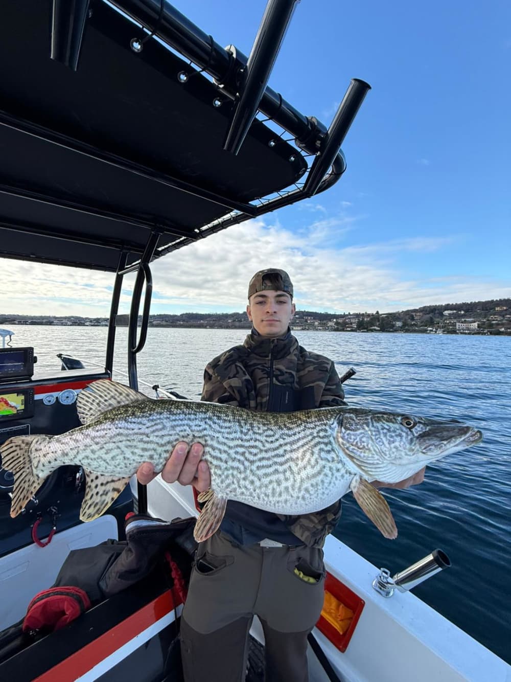 Pesca en barco en el lago de Garda: una experiencia por la tarde.
