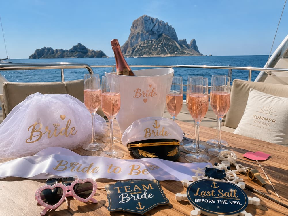 Ibiza: Private tour for hen parties with a surprise included