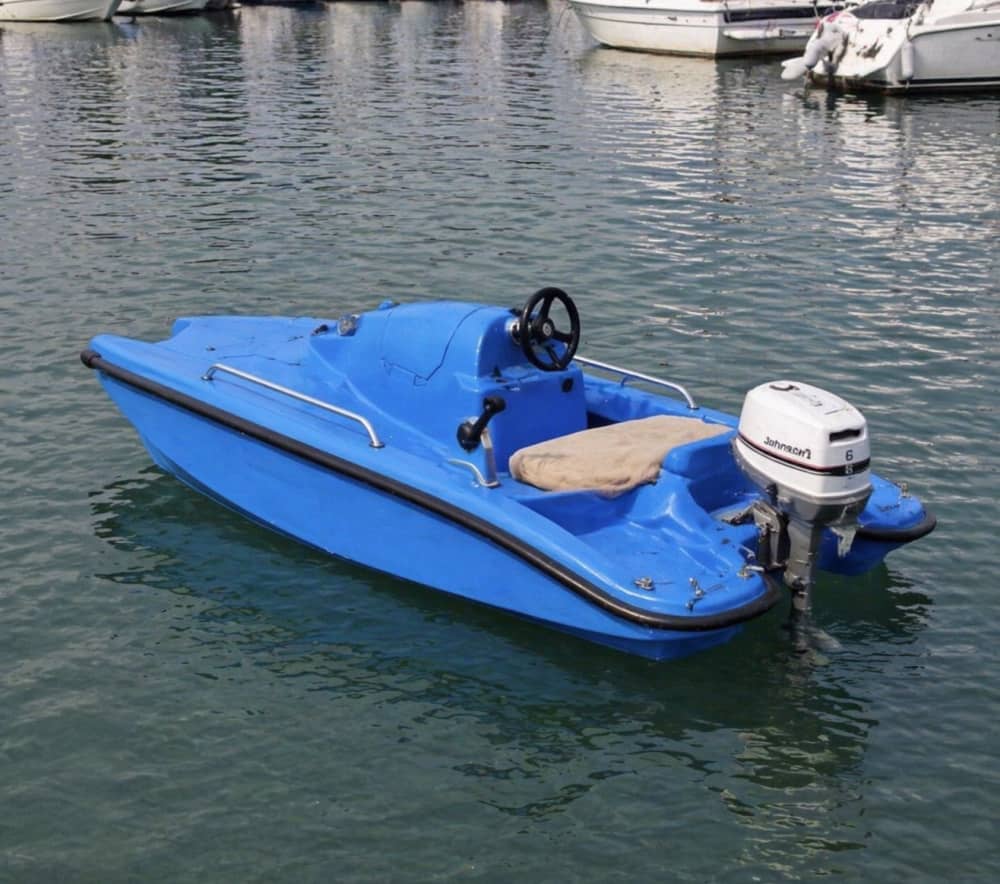 Ein Tag auf einem Boot inmitten von Höhlen, Buchten und kristallklarem Wasser