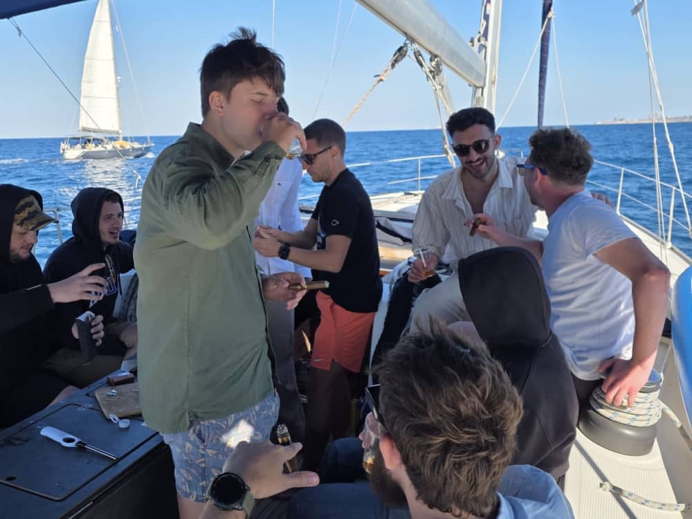 4 uur durende zonsondergangcruise vanuit Msida – Aperitief, zwemmen en uitzicht tijdens het gouden uur