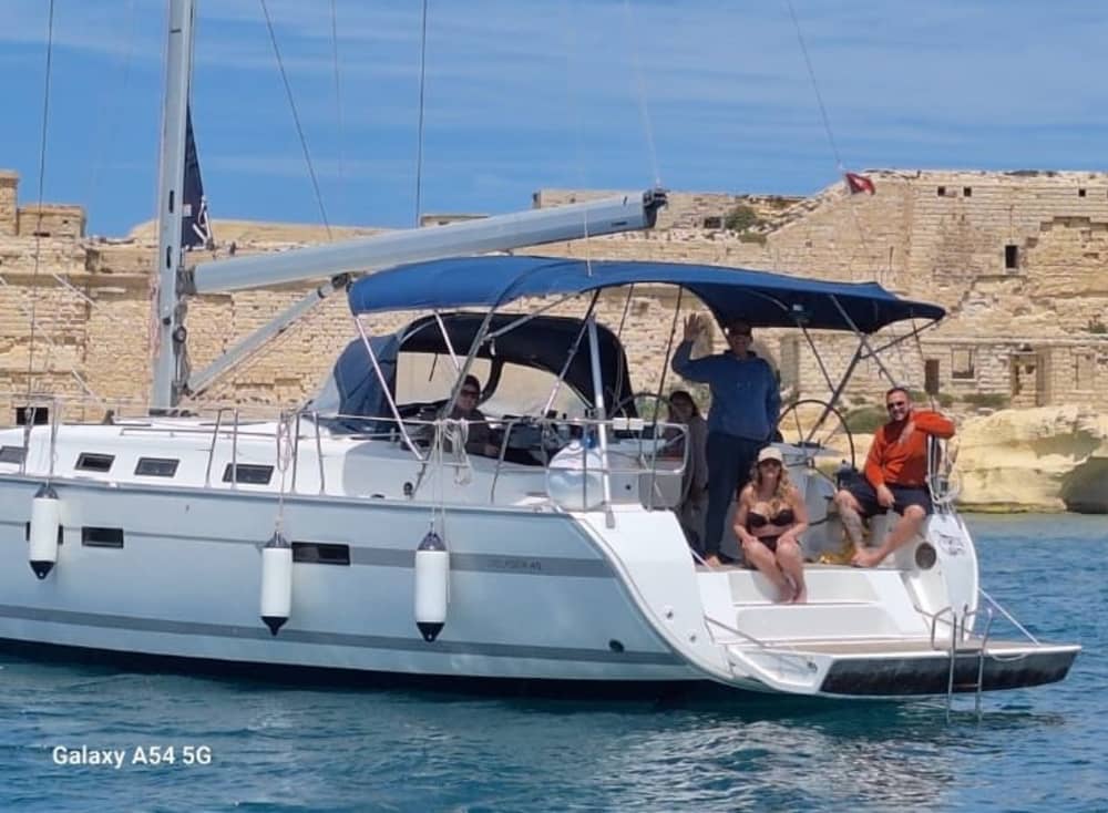 4 uur durende zonsondergangcruise vanuit Msida – Aperitief, zwemmen en uitzicht tijdens het gouden uur