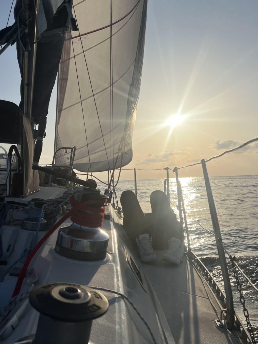 Vaar tussen kristalhelder water en vulkanen.