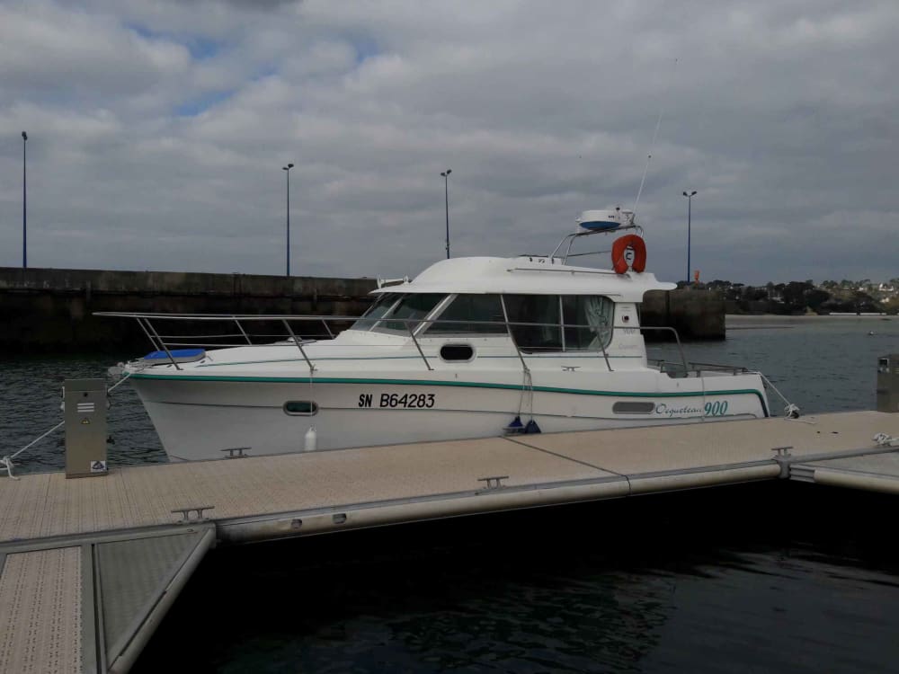 Mer, amour et soleil : une journée riche en émotions à bord d'un bateau à moteur