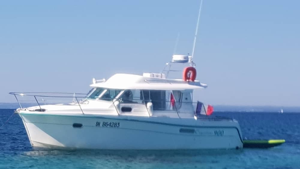 Mer, amour et soleil : une journée riche en émotions à bord d'un bateau à moteur