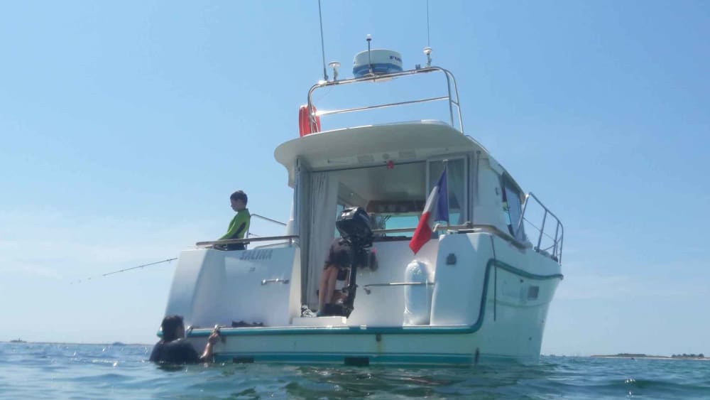 Mer, amour et soleil : une journée riche en émotions à bord d'un bateau à moteur