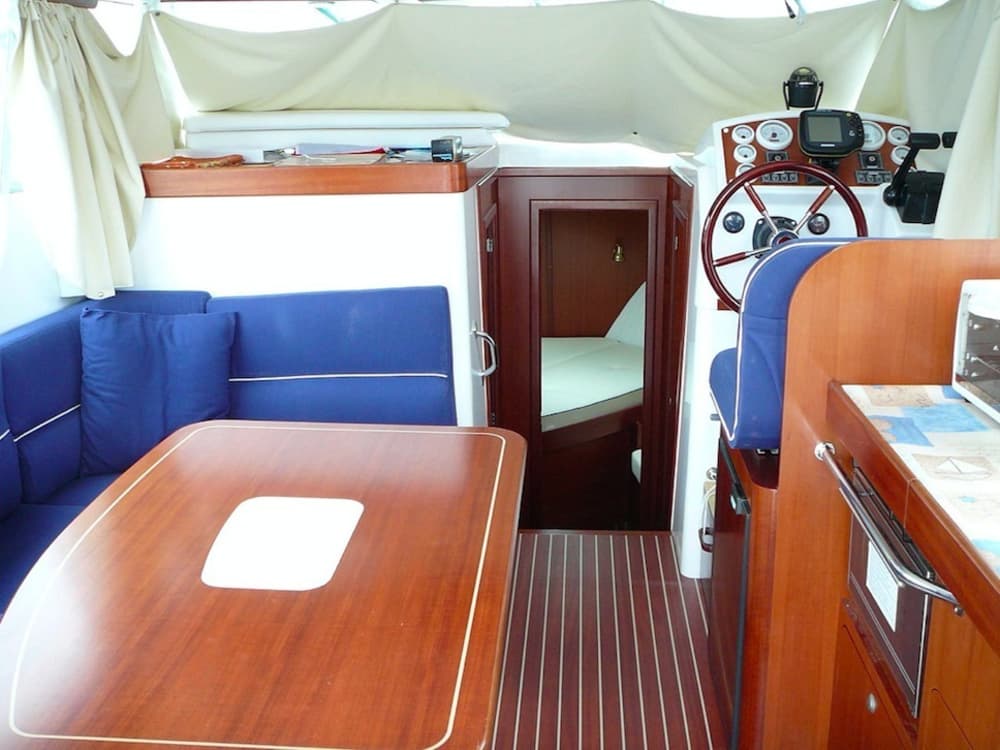 Mer, amour et soleil : une journée riche en émotions à bord d'un bateau à moteur