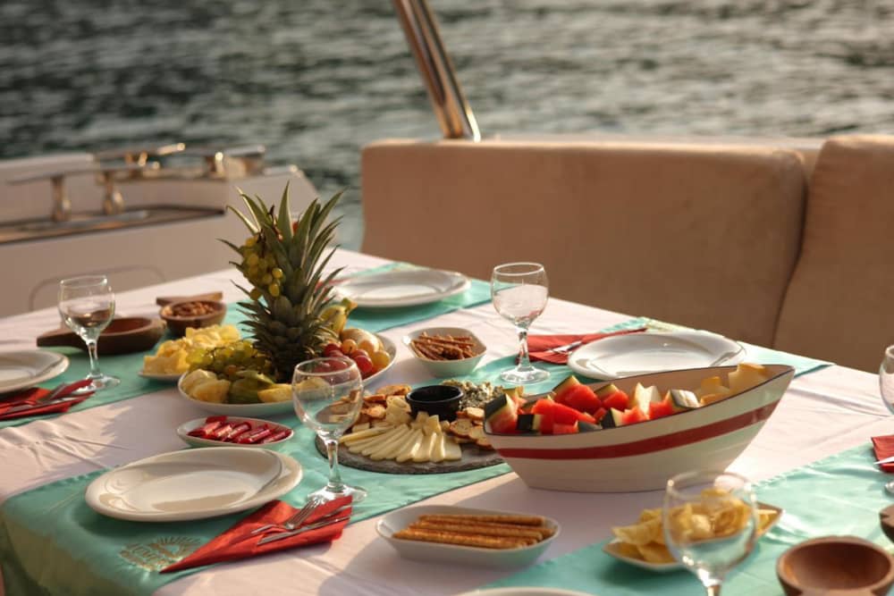 Kemer Akşam Tekne Turu – 5 Saatlik Akşam Deneyimi