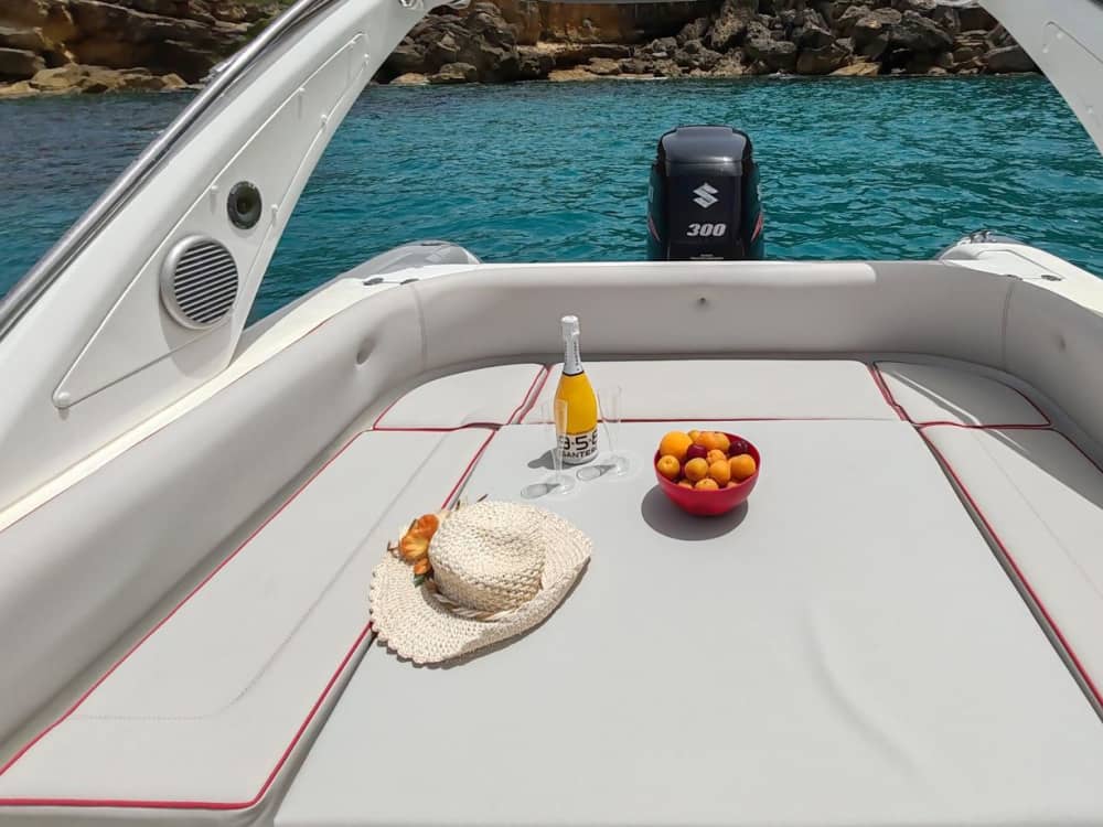 Aperitivo al atardecer en barco en los Faraglioni de Scopello.