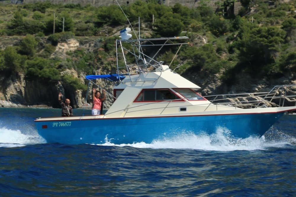 Découvrez Menton : une journée ensoleillée en bateau à moteur