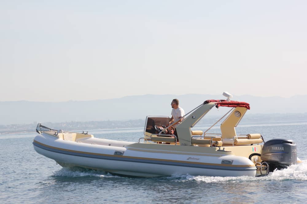 Una experiencia en bote entre calas escondidas y un aperitivo.