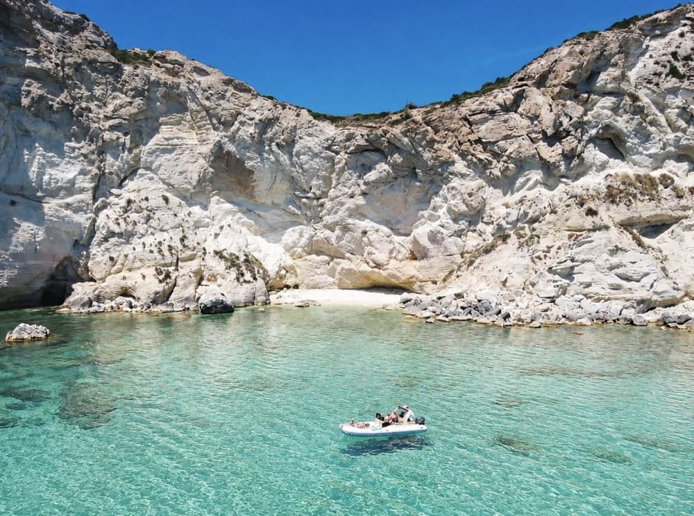 A dinghy experience among hidden coves and an aperitif